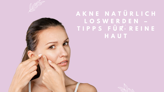 Frau drückt Pickel im Gesicht aus – Tipps zur natürlichen Behandlung von Akne für reine Haut