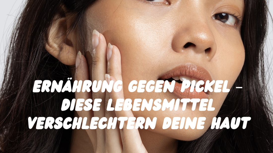 Frau mit reiner Haut berührt ihr Gesicht – Ernährung gegen Pickel: Diese Lebensmittel solltest du vermeiden, um Unreinheiten zu reduzieren.