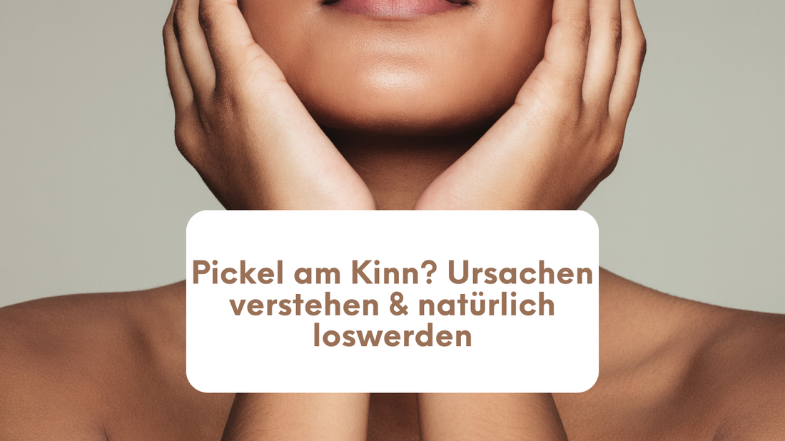 Frau mit reiner Haut berührt ihr Kinn – Symbolbild für natürliche Hilfe gegen Pickel am Kinn, Hautpflege-Routine und Ursachenklärung