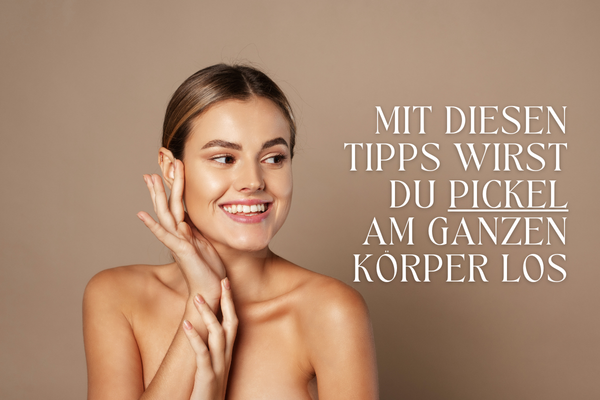 "Lächelnde Frau mit reiner Haut auf neutralem Hintergrund. Text: Mit diesen Tipps wirst du Pickel am ganzen Körper los. Tipps für eine klare Haut an Po, Rücken und Dekolleté."