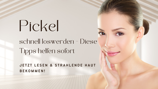 Junge Frau mit makelloser Haut lächelt und berührt sanft ihr Gesicht – Tipps, um Pickel schnell loszuwerden und strahlende Haut zu bekommen.