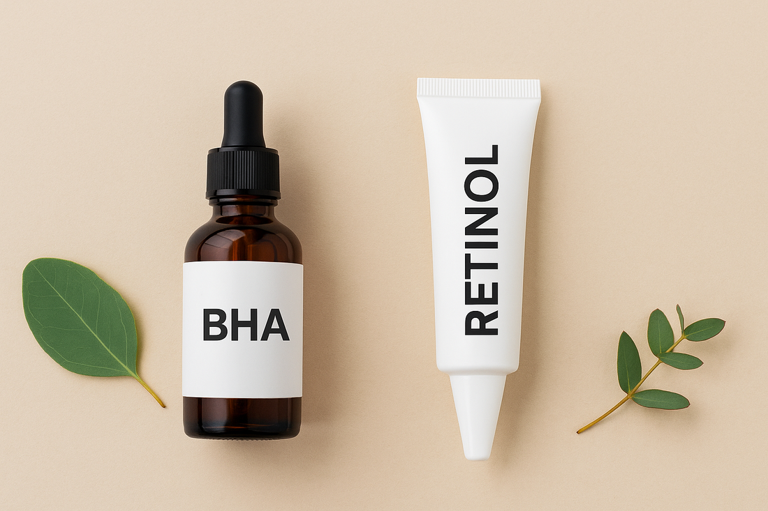 BHA-Serum und Retinol-Creme nebeneinander auf beigem Hintergrund, umgeben von grünen Blättern.