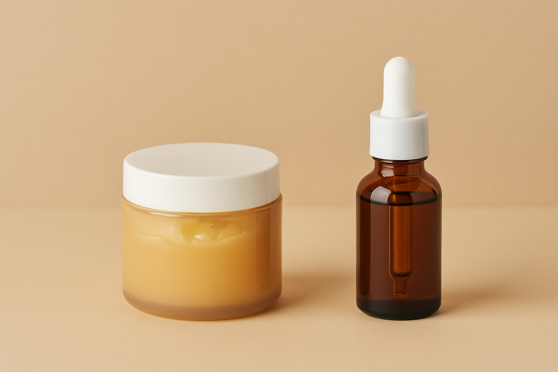 Zwei Skincare-Produkte aufgeteilt auf hellen und dunklen Untergrund – Symbolbild für den Vergleich zwischen Enzympeelings und chemischen Peelings.