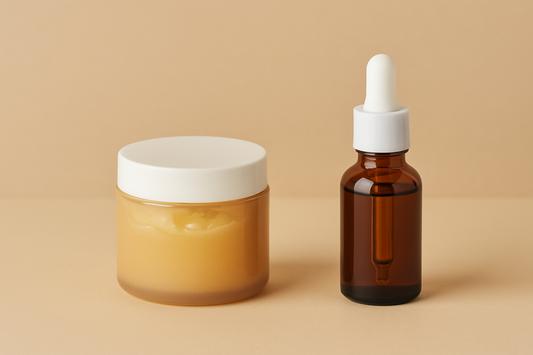 Zwei Skincare-Produkte aufgeteilt auf hellen und dunklen Untergrund – Symbolbild für den Vergleich zwischen Enzympeelings und chemischen Peelings.