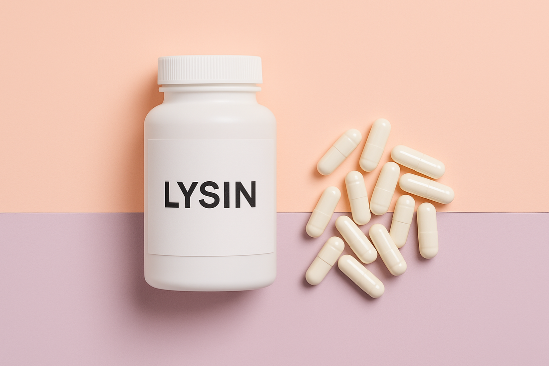 „Weiße Dose mit der Aufschrift LYSIN und mehreren Kapseln auf zweifarbigem pastellfarbenem Hintergrund – Nahrungsergänzung für reine Haut.“