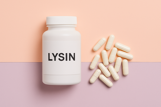 „Weiße Dose mit der Aufschrift LYSIN und mehreren Kapseln auf zweifarbigem pastellfarbenem Hintergrund – Nahrungsergänzung für reine Haut.“