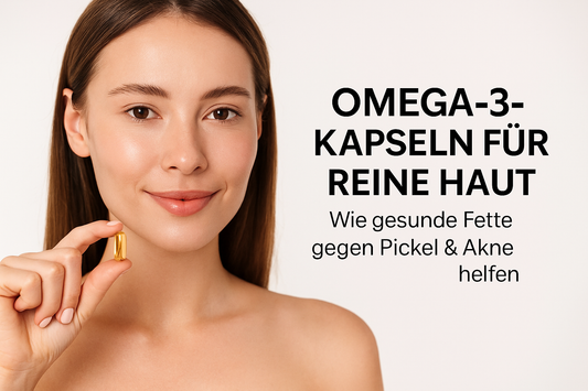 Junge Frau mit gesunder, strahlender Haut hält eine goldene Omega-3-Kapsel in der Hand – Symbol für natürliche Hautpflege von innen.