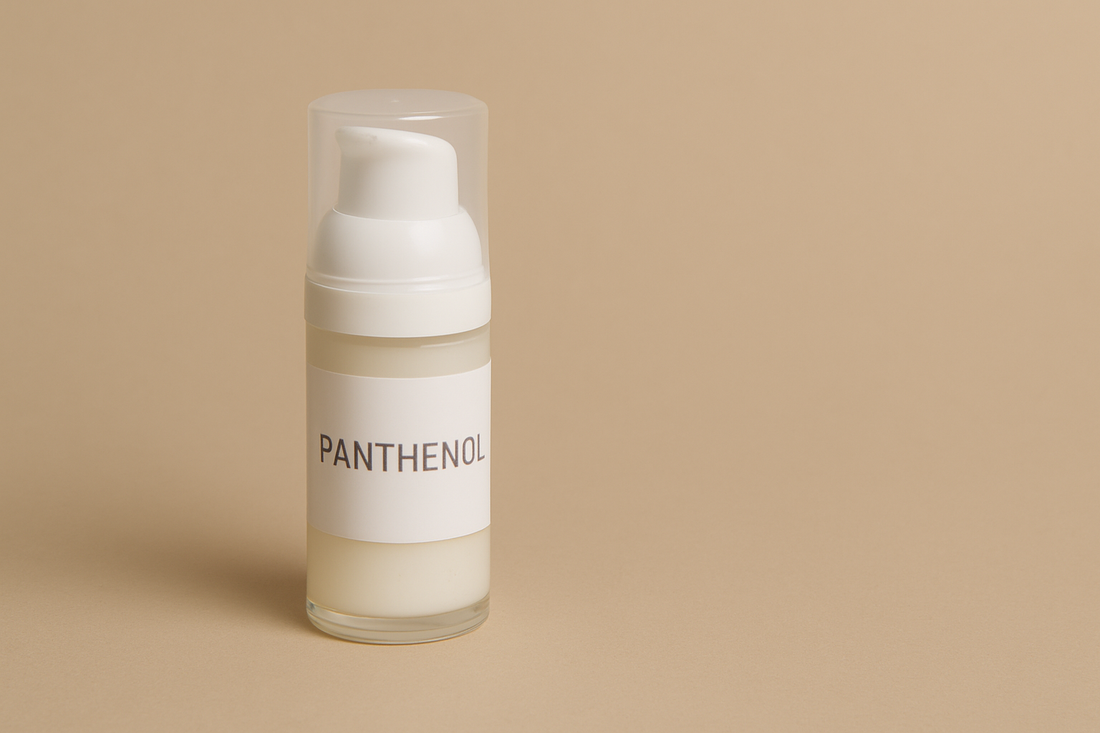 Panthenol Cremeflasche vor neutralem beigen Hintergrund ohne Text im Bild